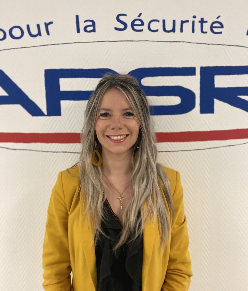 femme avec veste jaune