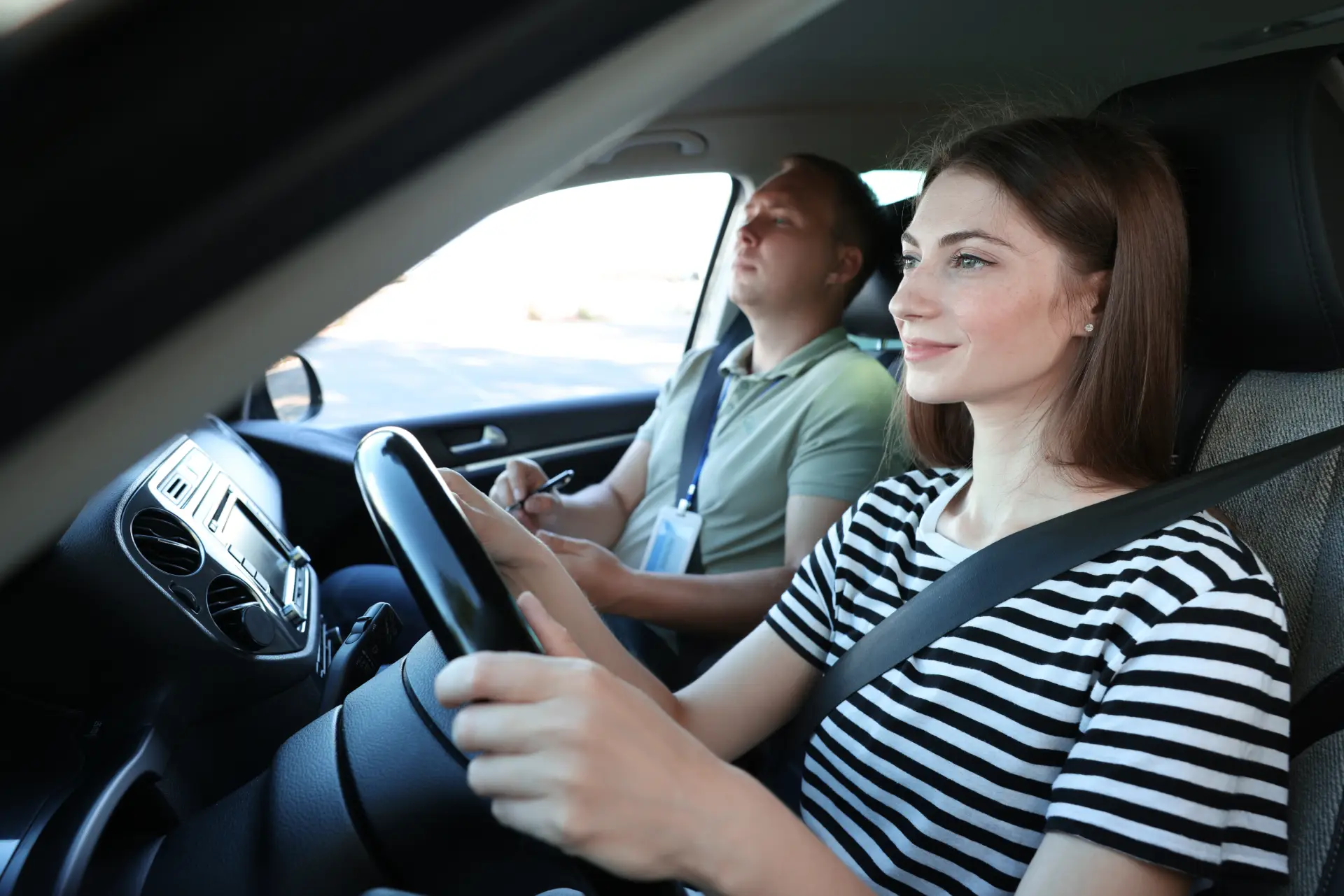 Conducteur et passager heureux