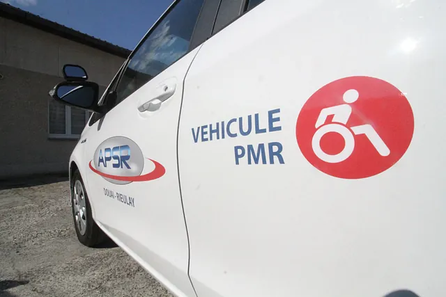 Une voiture portant des logos d'entreprise